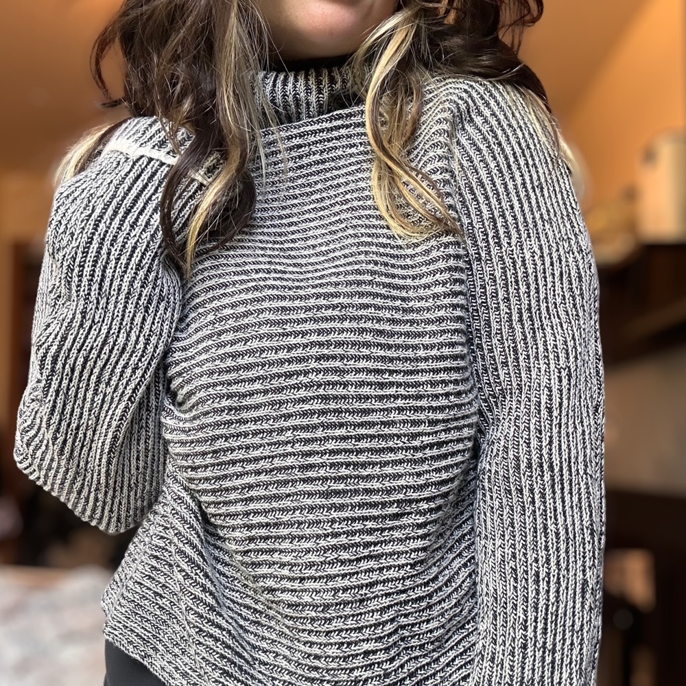 romeo + juliet couture high mock neck white black gray medium cuffed sleeves
